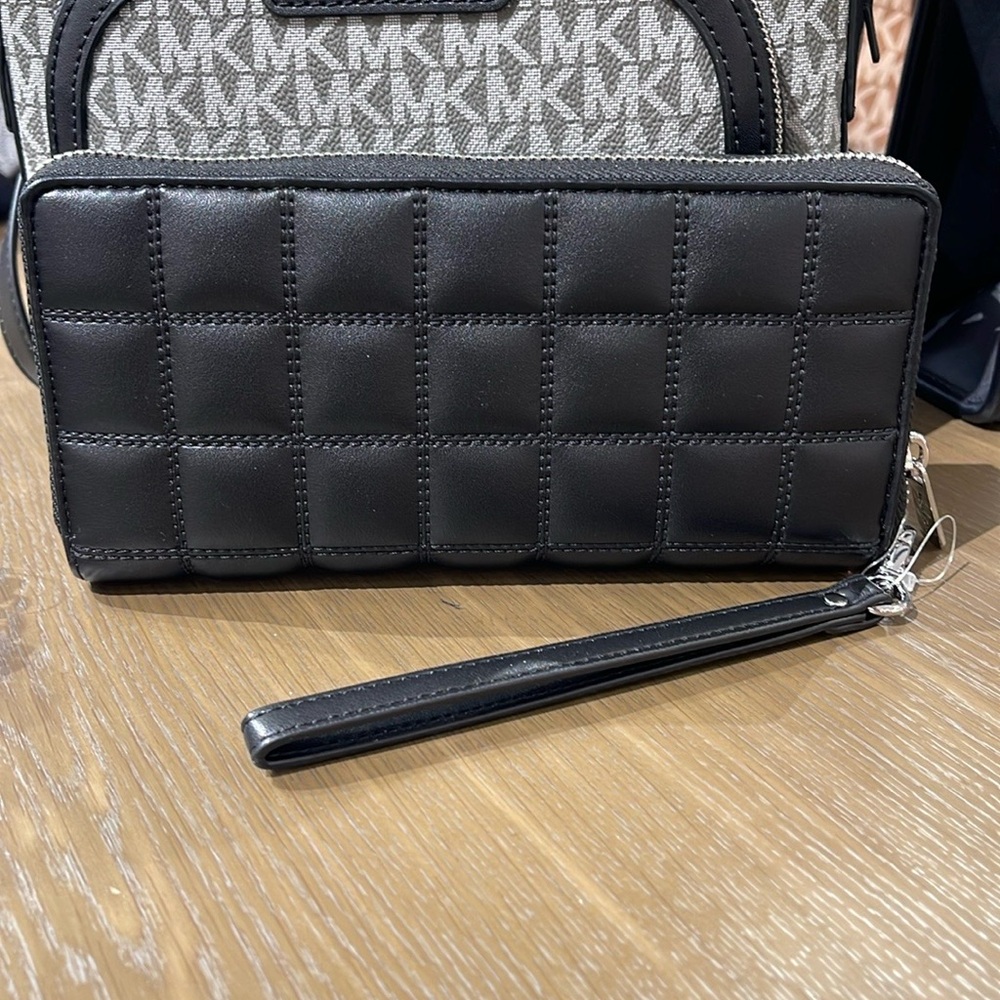 MICHAEL KORS Continental Wristlet Phone Case Wallet 
Black 
NWT - Picture 5 of 16